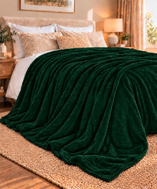 Hélène MOU Fluffy Sofa & Bed Blanket Dark Green.